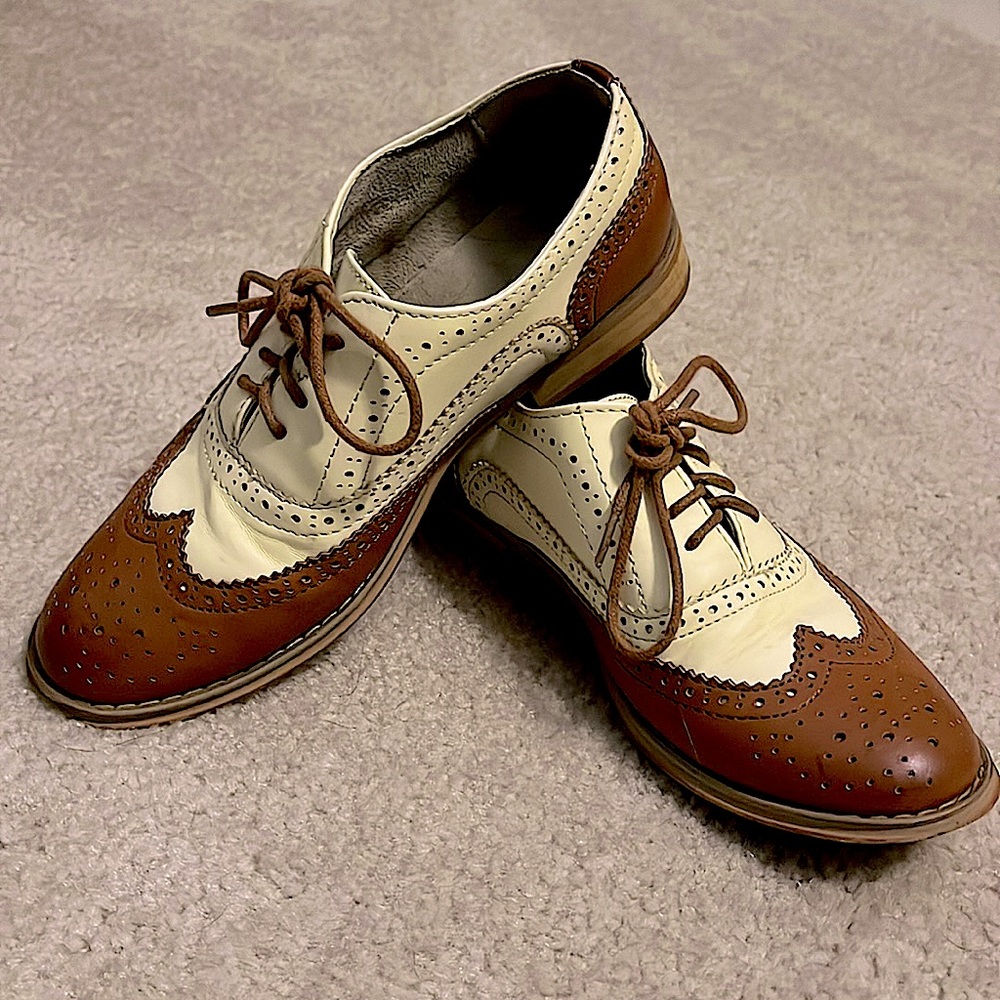 Vintage ModCloth Oxford wingtip women’s dress and casual brown and white shoes!